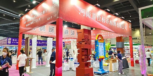 企业宣传栏：对于一家企业来说，如何选择员工非常重要。