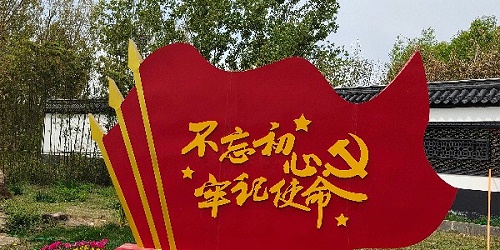 景区宣传牌：是谁谋害了美丽的大自然！