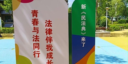 社区宣传栏：勿以恶小而为之，勿以善小而不为。