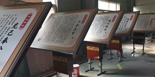 标识牌温馨提示：遵纪守法是每一位百姓的责任与义务！
