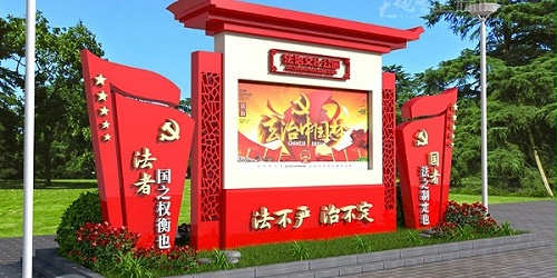 红色宣传栏：铭记革命精神，缅怀革命先辈，成为坚强勇敢的人！